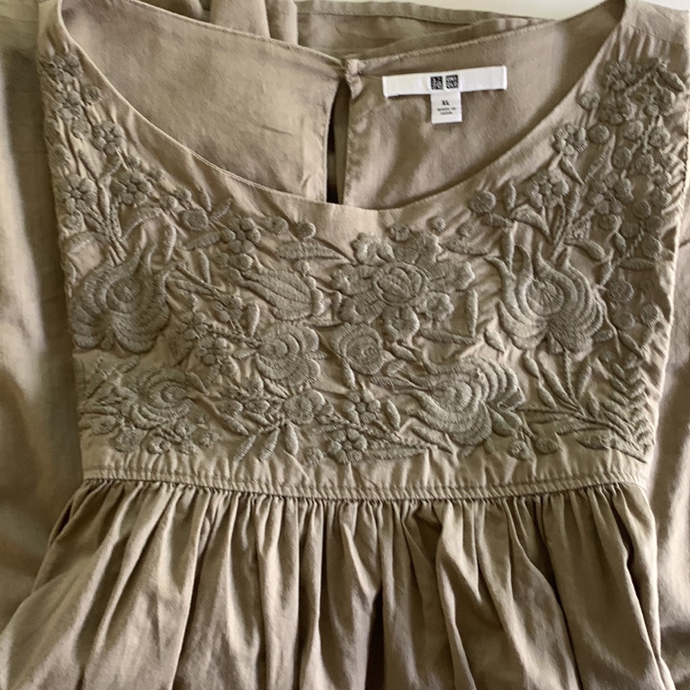 UNIQLOBreezy top FLASH SALE